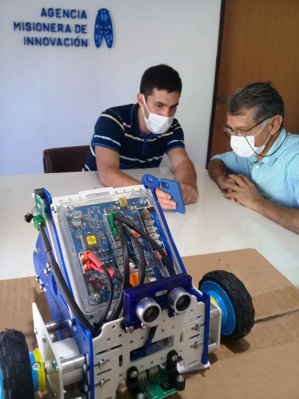 Entrega de kits de robótica y robots para las escuelas técnicas de Misiones