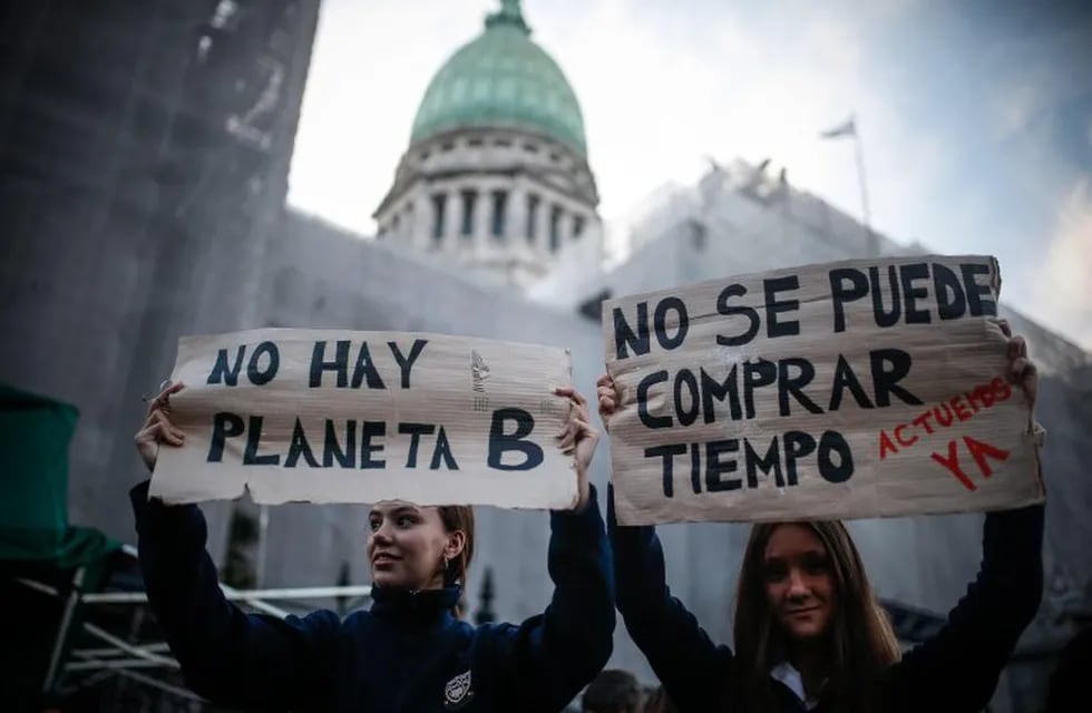 Miles de personas participan este viernes en una marcha que hace parte de la convocatoria mundial contra del cambio climático en Buenos Aires (Argentina). EFE/Juan Ignacio Roncoroni