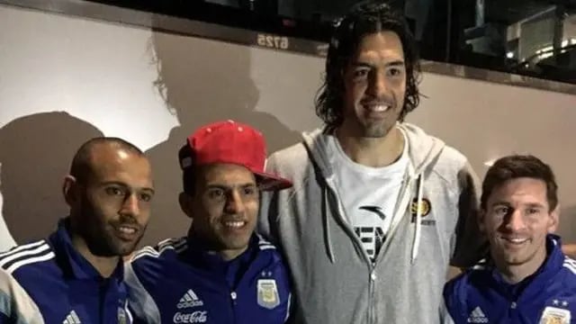  Scola y Messi. Los acompañan Agüero y Mascherano cuando fueron a ver "Luifa" en la NBA.