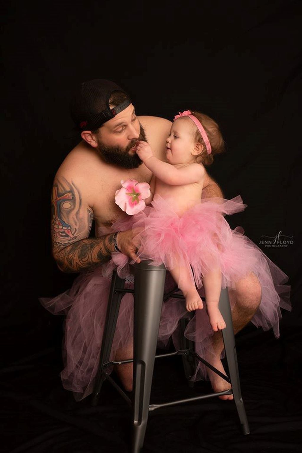 Las tiernas imágenes de un padre vestido vestido como su hija de un año (Foto: Facebook/jennfloydphotography)