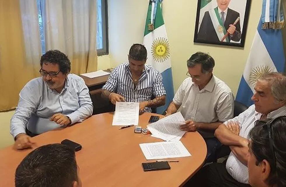 Reunión entre representantes de la UTA y CETACH. (Foto: Diario Chaco)