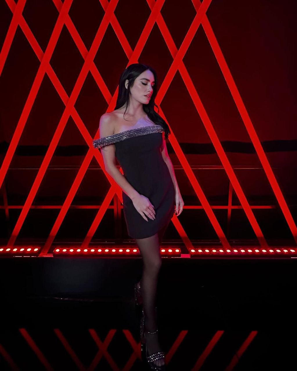 Brillos y espalda al descubierto: Lali cautivó con un vestido total black en “Factor X” de España