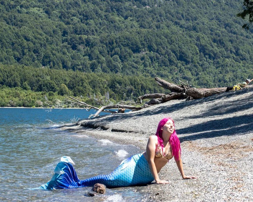 Paula, la joven chubutense que es furor en las redes sociales por practicar mermaiding.