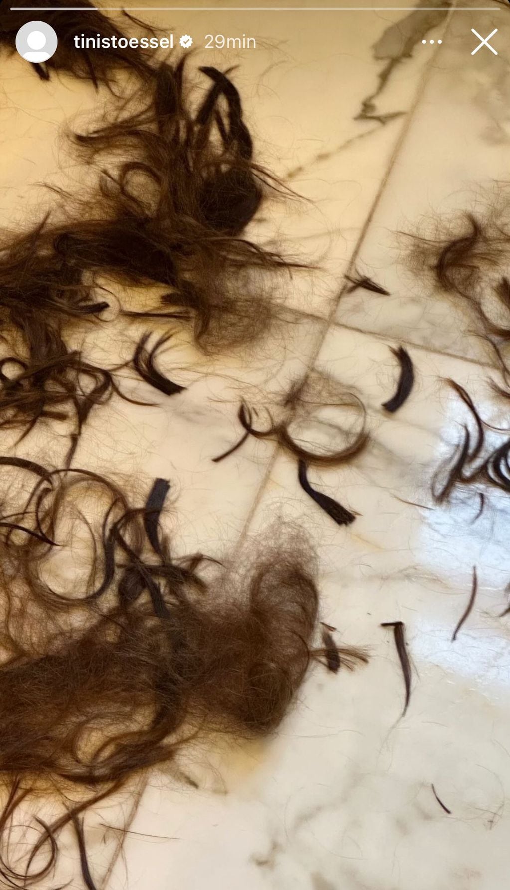 La foto que había subido Tini Stoessel para promocionar "Un mechón de pelo" y que Rodrigo De Paul habría imitado