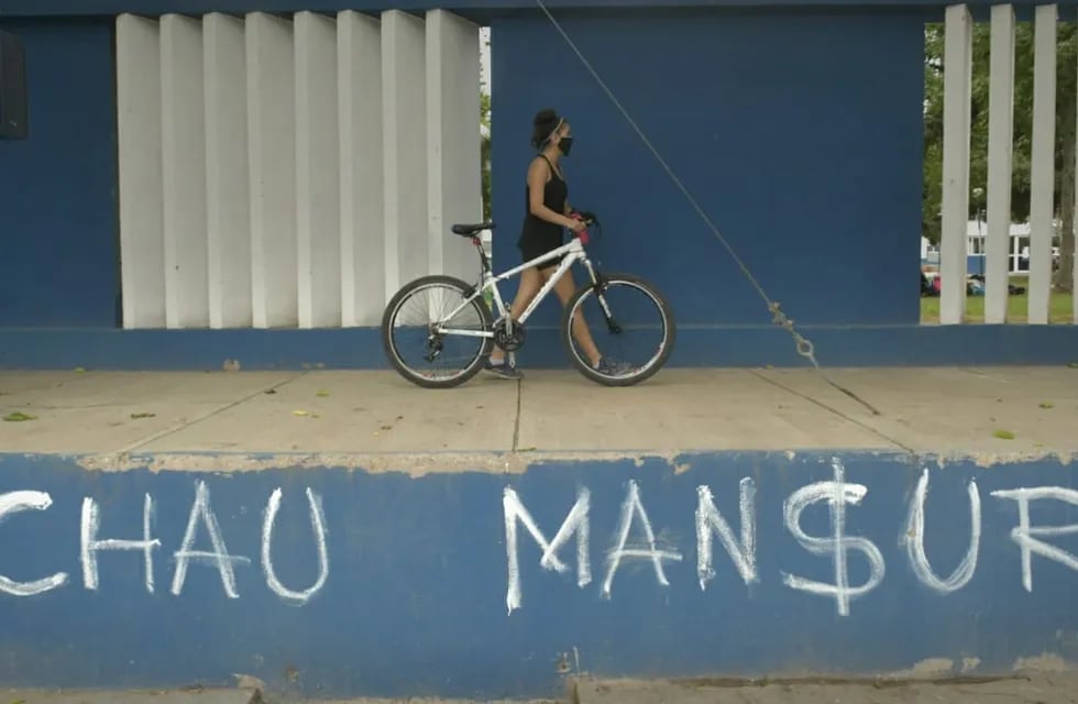"Chau Mansur" en las paredes de calle Balcarce. /Orlando Pelichotti-Los Andes