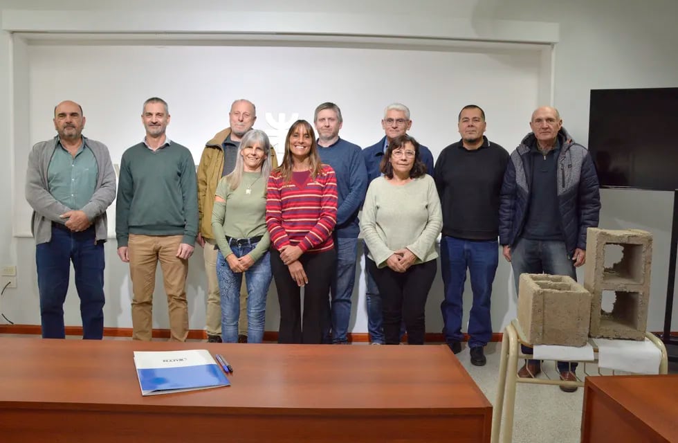 Firma del convenio entre la UTN y empresas de Rafaela para el desarrollo de "ecoladrillos"