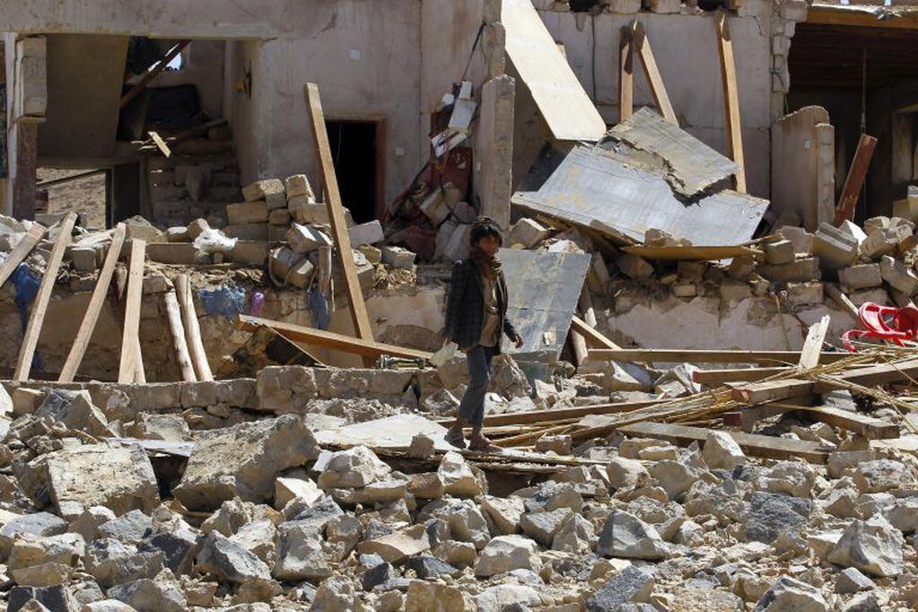 YEM08 SANÁ (YEMEN) 16/02/2017.- Yemenís inspeccionan una casa destruida, después de que un ataque aéreo de la coalición árabe liderada por Arabia Saudí durante un funeral en Saná, Yemen, hoy, 16 de febrero de 2017. El número de muertos causados por dos bo