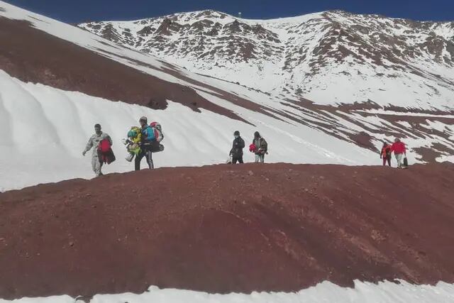 Rescataron a una familia venezolana varada en Alta Montaña cuando intentaban cruzar a Chile a pie