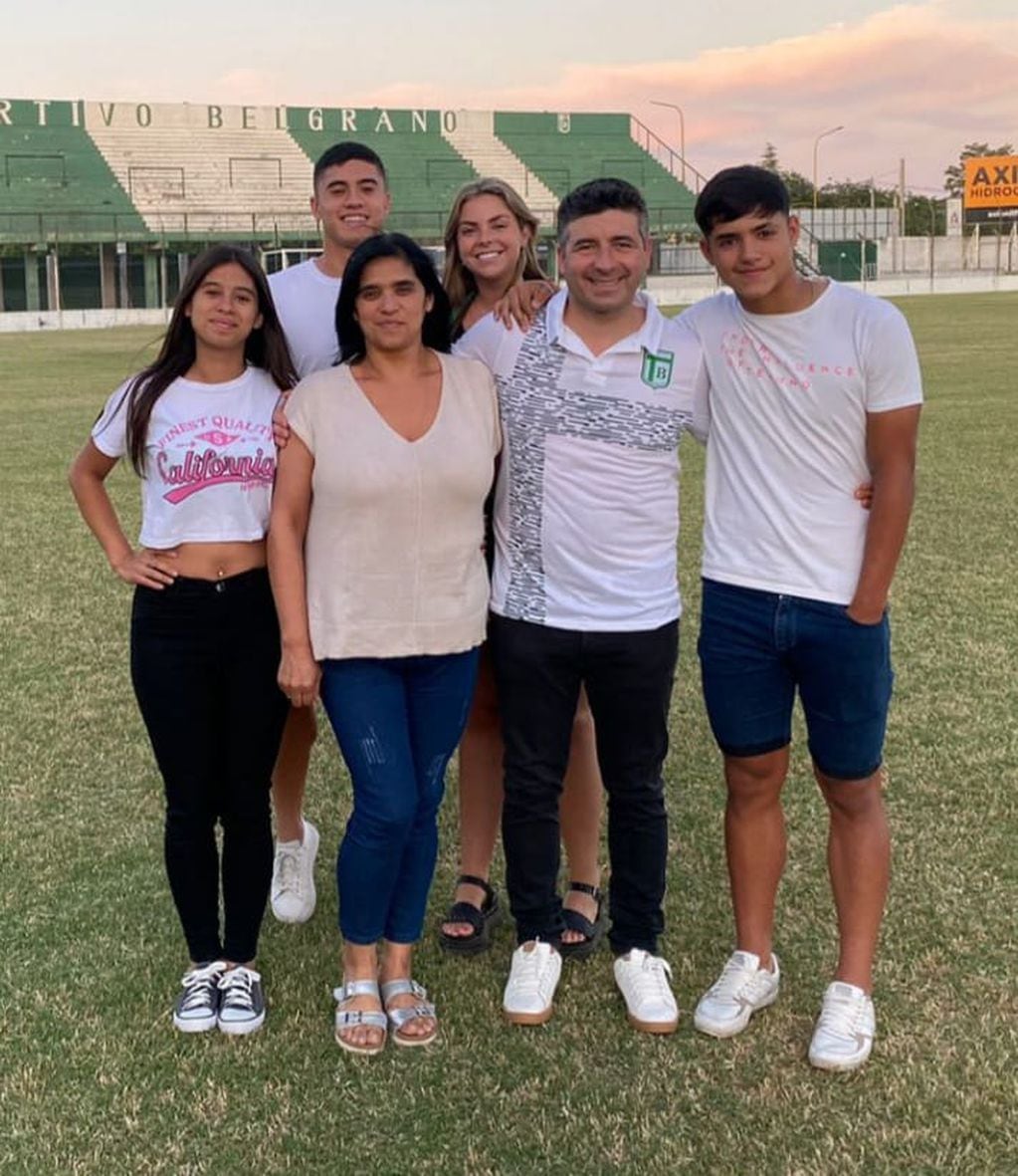 Lautaro junto a su papá Ariel Giaccone y la familia. La felicidad es total en la familia del DT de Sportivo. (Gentileza familia Giaccone).