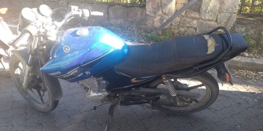Yamaha YBR color azul francia secuestrada por falata de documentación en Alta Gracia.
