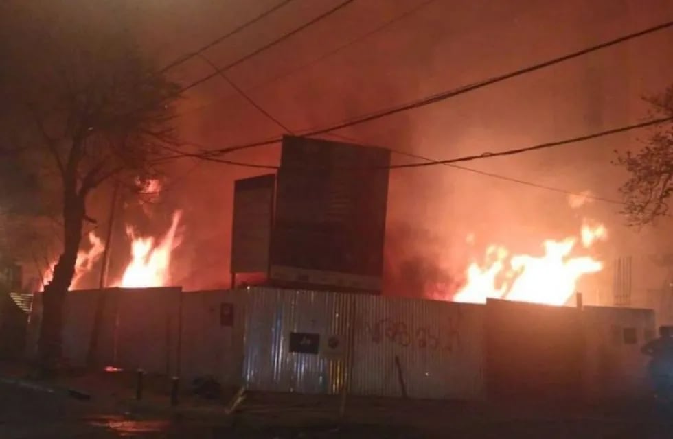 Un incendio destruyó una obra en construcción en pleno centro correntino. (Foto: Época)