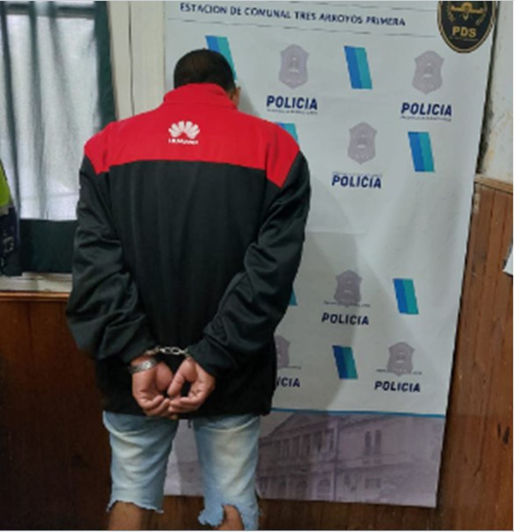 Tres Arroyos: fue detenido junto al sospechoso de un robo mientras hacía dedo y también tenía pedido de captura