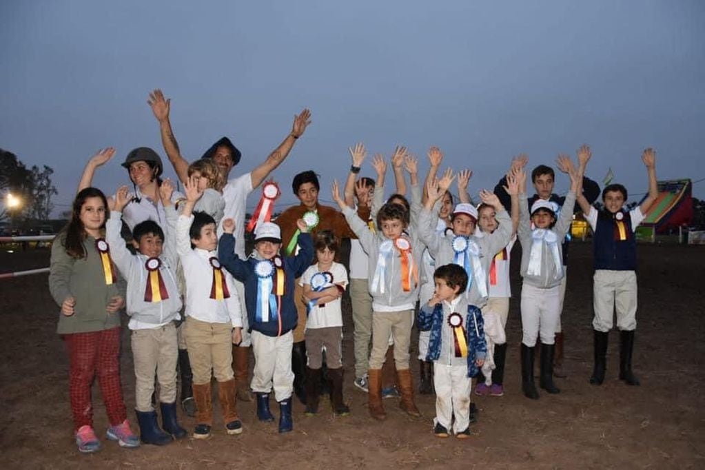 Jessica Prada y Víctor Rey tienen una escuela de equitación con 30 alumnos.