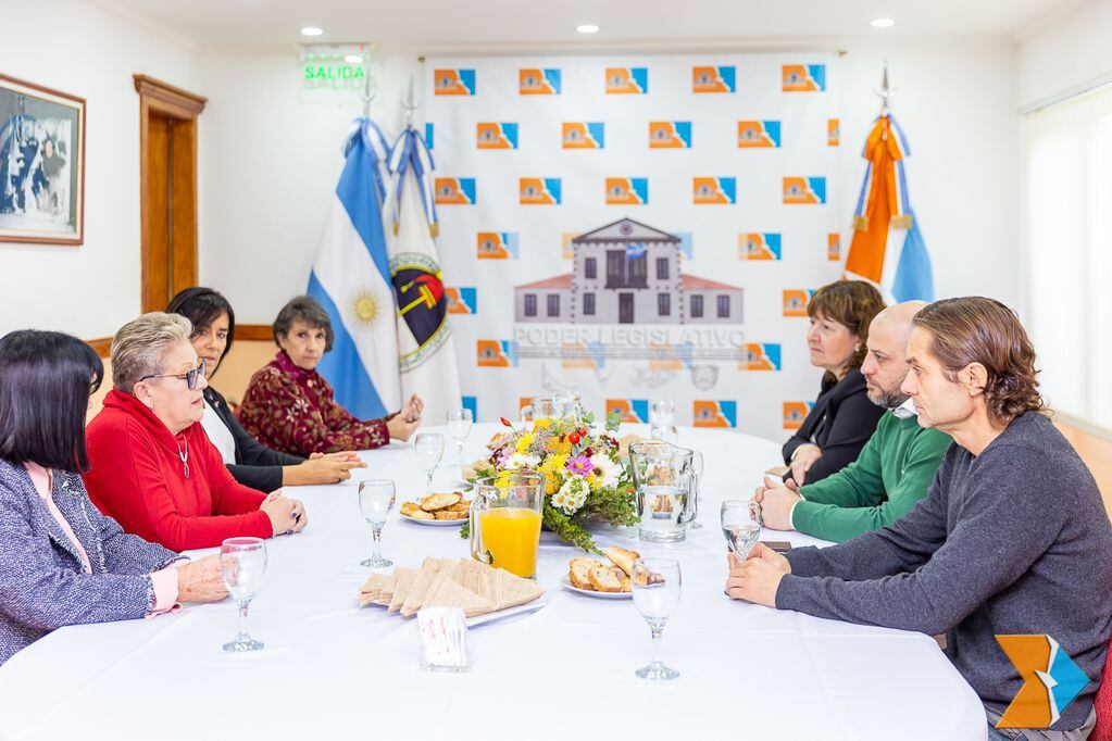 Desayuno protocolar de legisladores junto a las Veteranas de Guerra de Malvinas Mariana Soneira, María Liliana Colino y Silvia Barrera.
