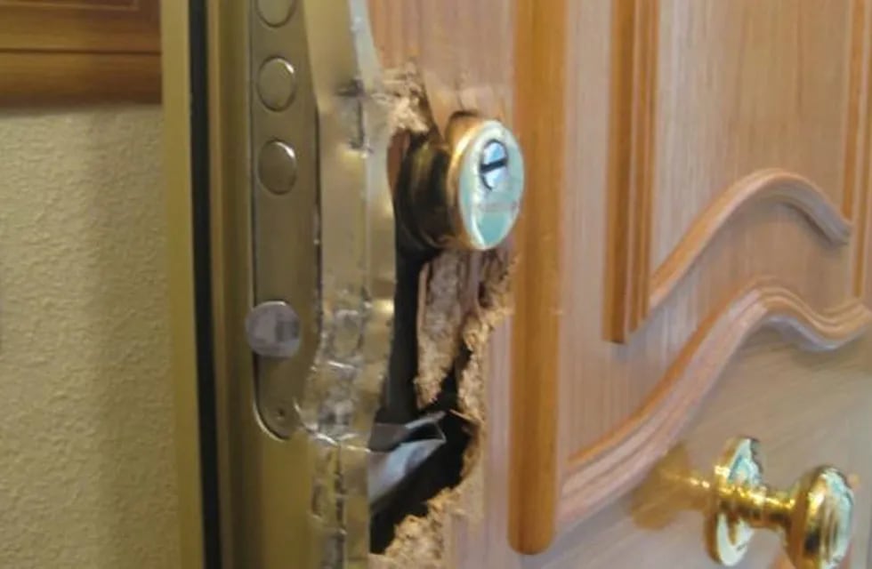 El ladrón violentó la puerta principal, para ingresar a la vivienda.