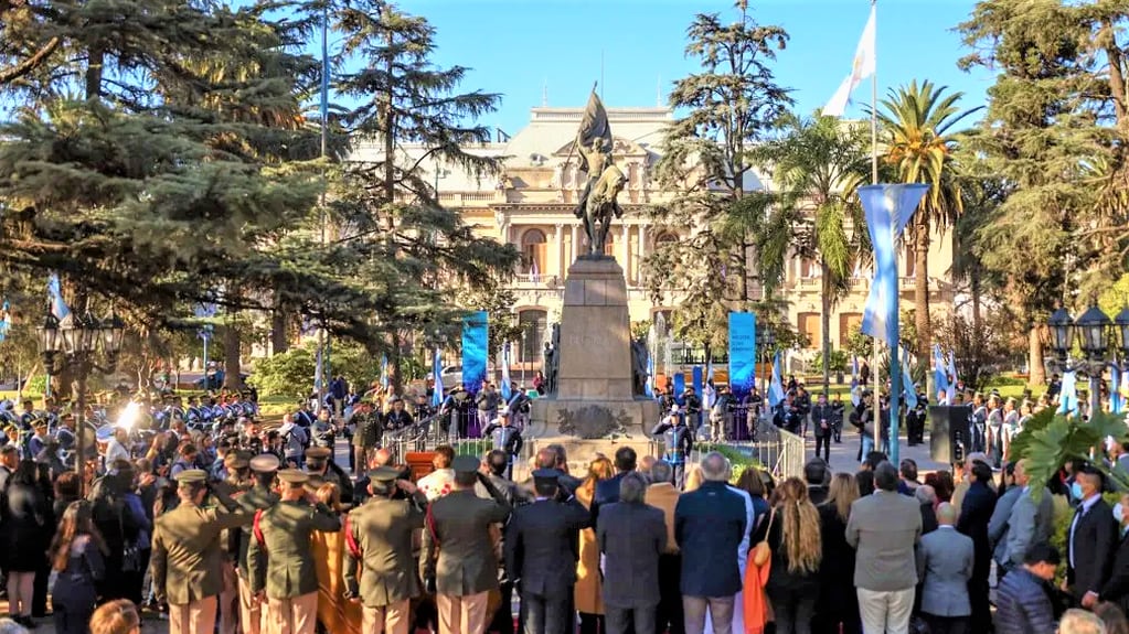 La plaza Belgrano, con la Casa de Gobierno a sus espaldas, en el centro cívico de la ciudad, fue escenario del acto central para rendir homenaje al Creador de la Bandera y recordar el Éxodo Jujeño de 1812.