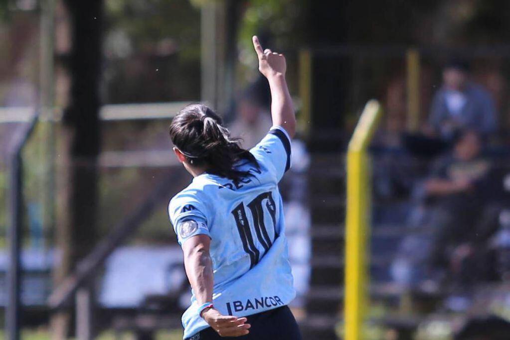 Romina Gomez celebrando uno de lo goles ante Almirante Brown (Belgrano)