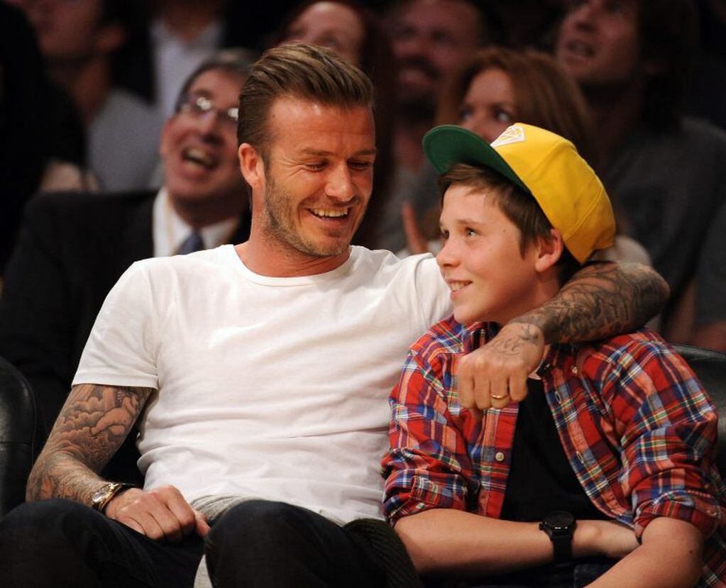 David Beckham y Brooklyn Beckham en un partido entre Miami Heat y Los Angeles Lakers en  2012.