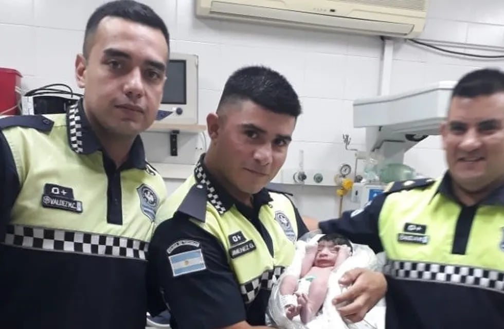 Los policías ayudaron en el parto de la jóven (Gobierno de Tucumán)