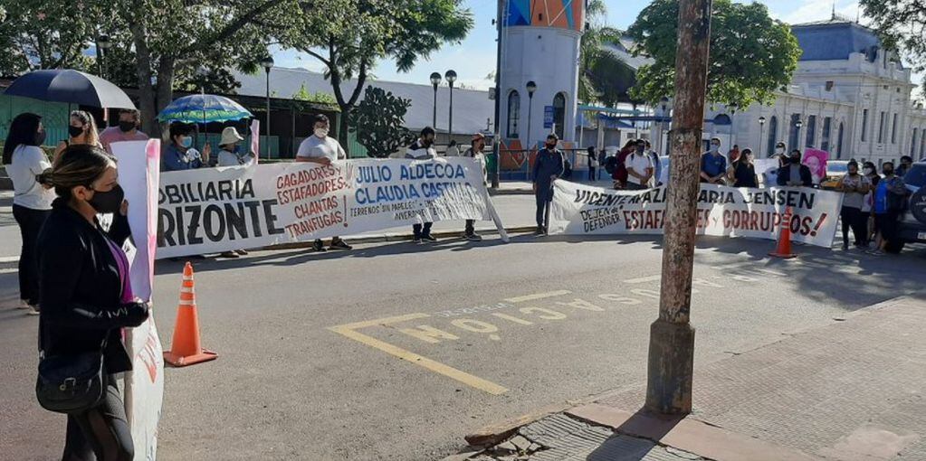 Damnificados por las operaciones irregulares de la inmobiliaria Horizonte protestan a las puertas del Ministerio Público de la Acusación (MPA).