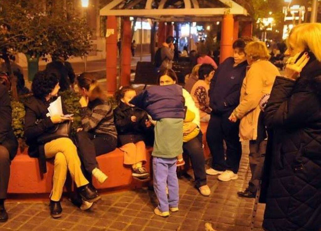 La gente salió a la calle luego de sentir el sismo que se produjo en Chile.