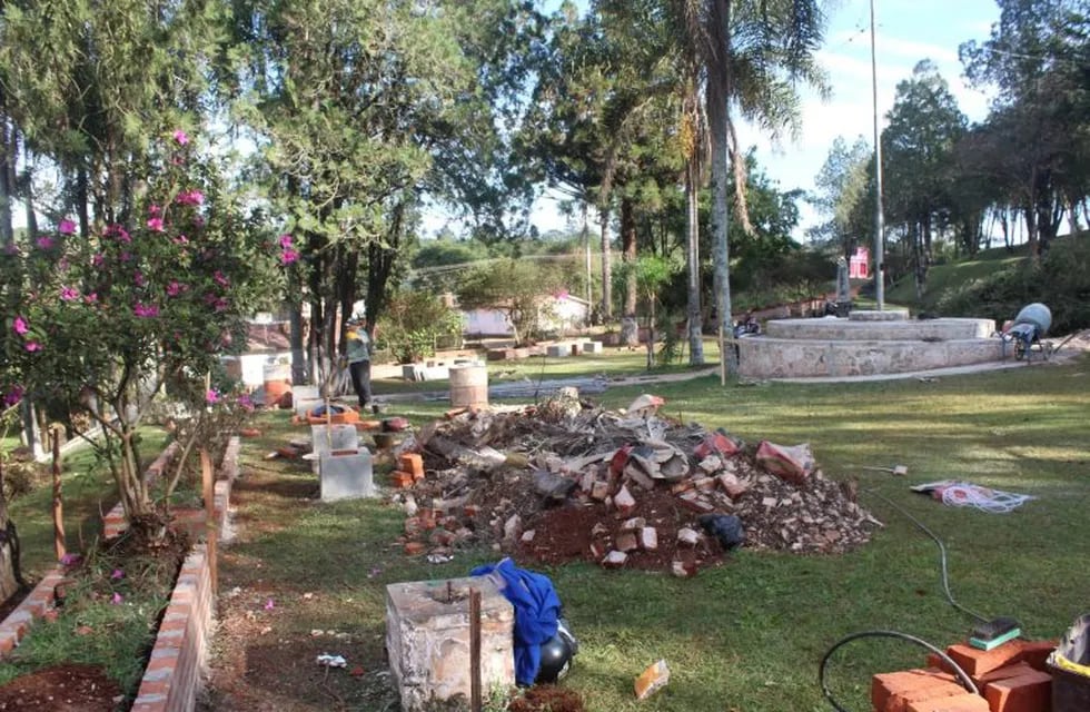 Comenzaron las tareas de reparación de la Plaza San Martín en San Pedro.