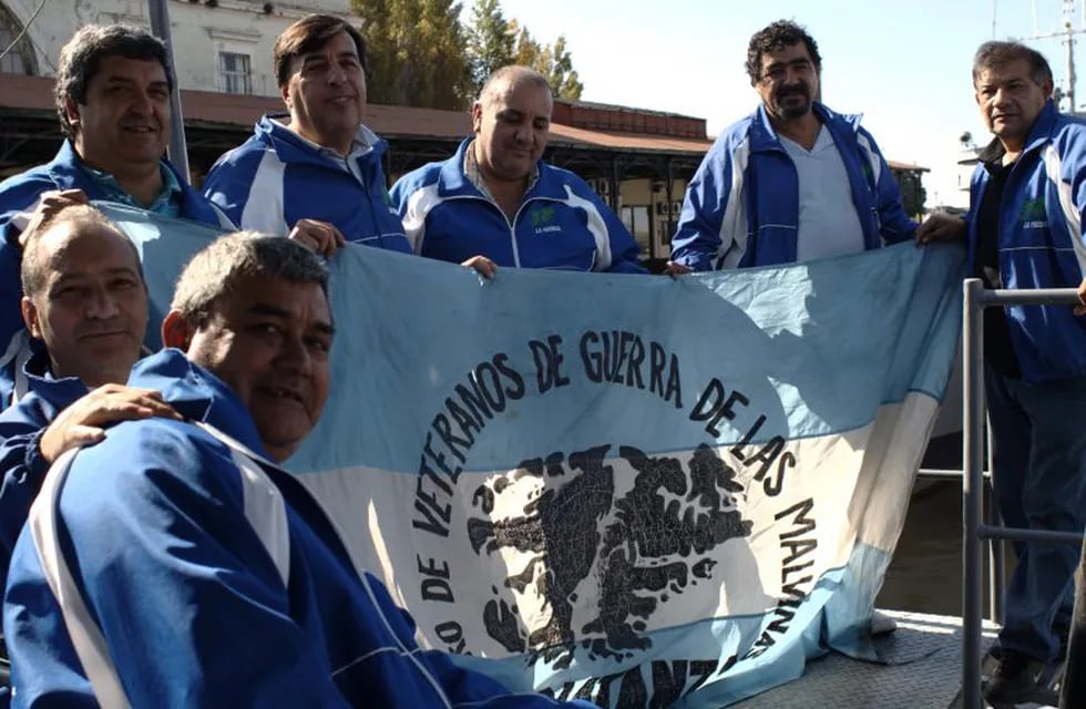 En el aniversario del ataque contra el crucero argentino General Belgrano veteranos de la guerra con bandera argentina