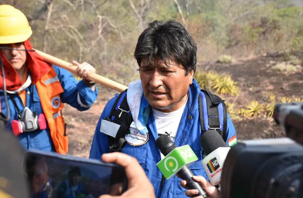 Fotografía cedida por la Agencia Boliviana de Información que muestra al presidente Evo Morales mientras habla con la prensa el martes 27 de agosto de 2019 en una visita a la serranía de la Chiquitania, en Santa Cruz (Bolivia). Crédito: EFE/ R. Martínez/ Cortesía Agencia Boliviana de Información.