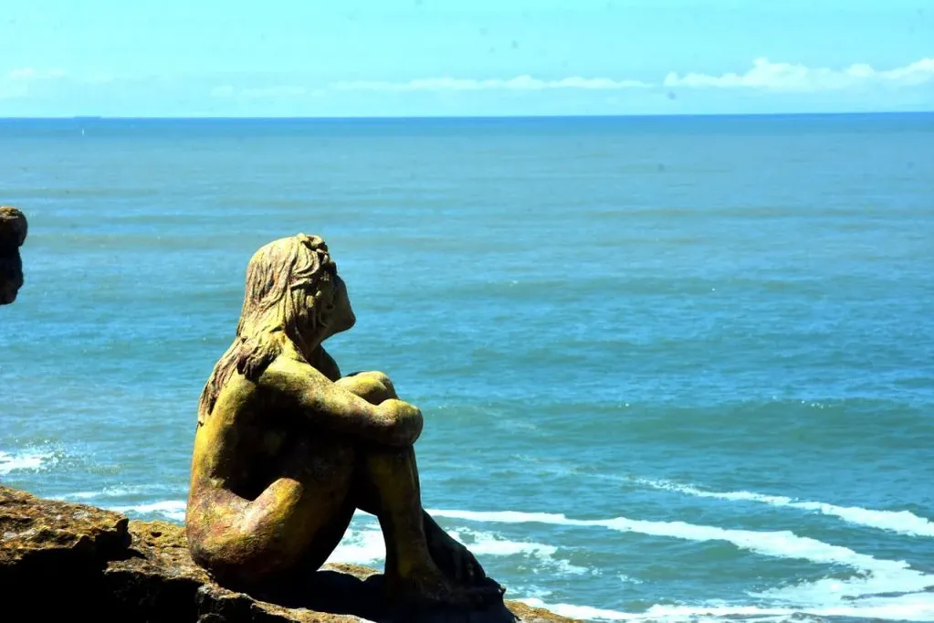 La escultura de la mujer generó curiosidad en Mar del Plata.