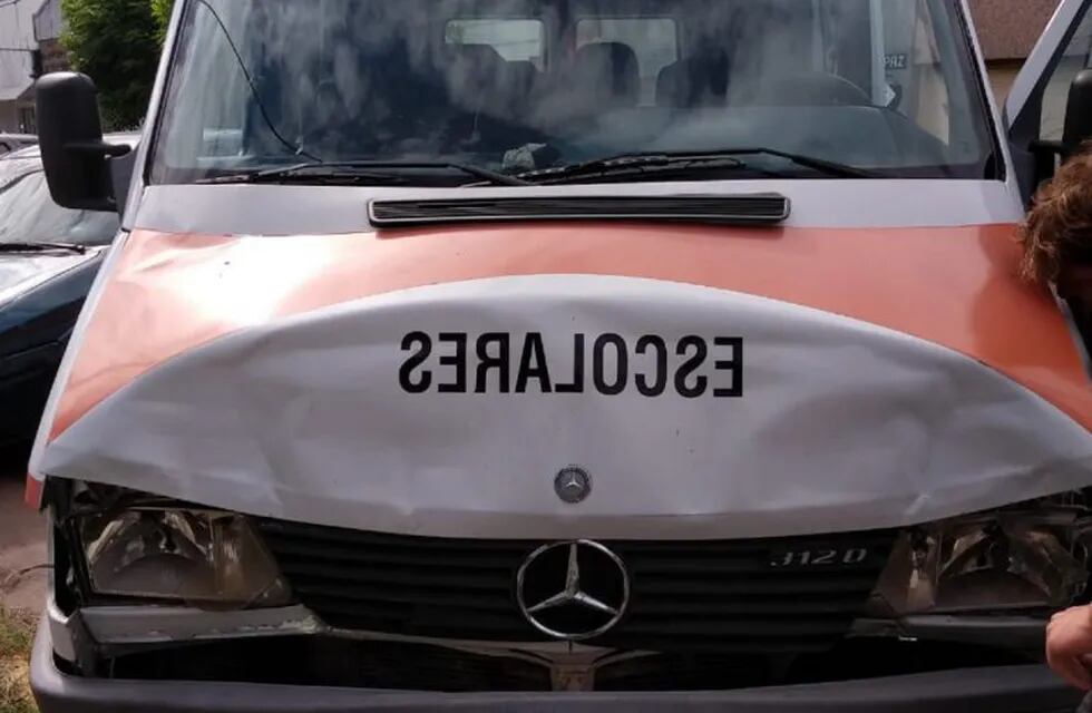La Mercedes-Benz Sprinter impactó contra el segundo rodado en Camilo Aldao y Mendoza. (@minsegsf)