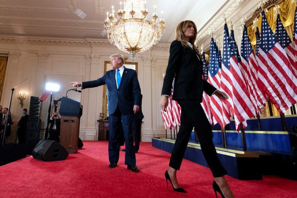 Donald J. Trump y la primera dama, Melania Trump, salen después de hablar en un evento en la noche de elecciones, en la Casa Blanca (EFE/EPA/CHRIS KLEPONIS / POOL)