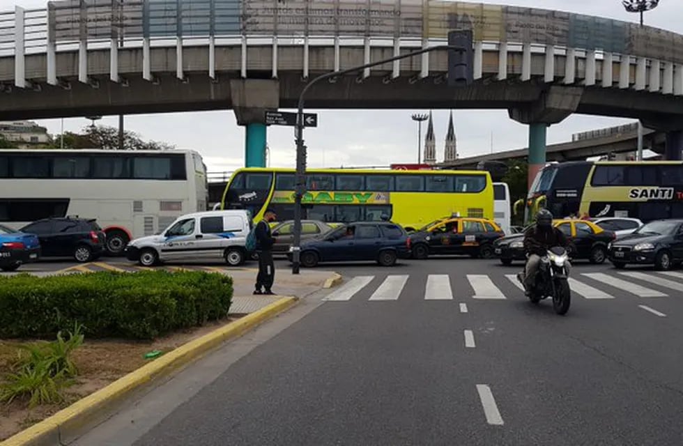 Choferes de micros de larga distancia vuelven a realizar un corte en el cruce de las avenidas 9 de Julio y San Juan, en la ciudad de Buenos Aires.