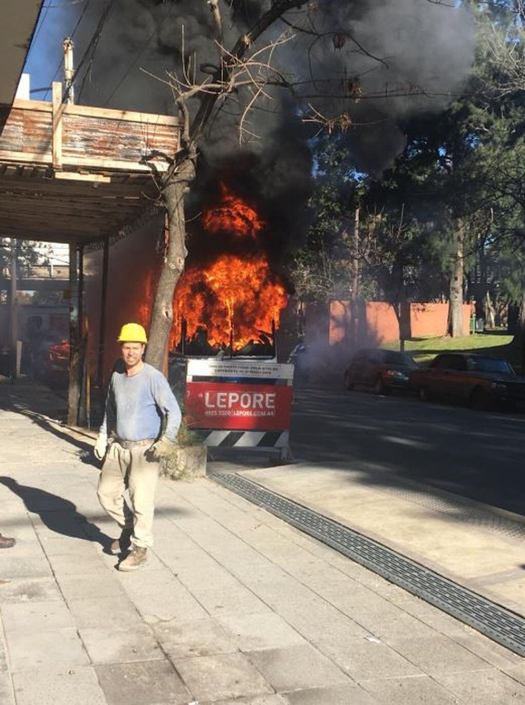 El fuego se originó por una falla mecánica en el colectivo. (Twitter/@HernanMundo)