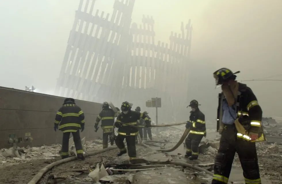 aviones avion estrellandose contra las torres gemelas en 2001\r\n\r\n\r\nFILE - In this Sept. 11, 2001 file photo, firefighters work beneath the destroyed mullions, the vertical struts which once faced the soaring outer walls of the World Trade Center towers, after a terrorist attack on the twin towers in New York.   Families of the victims of the worst terror attack on the United States in history gathered Wednesday, Sept. 11, 2013,  to mark their 12th anniversary with a moment of silence and the reading of names.  The Sept. 11, 2001 attacks in New York City and Washington killed almost 3,000 people and lead to a war in Afghanistan. (AP Photo/Mark Lennihan)\r\n eeuu nueva york  nueva york conmemoracion 12 aniversario del 11 de septiembre aniversario atentado terrorista torres gemelas world trade center terrorismo atentados terroristas