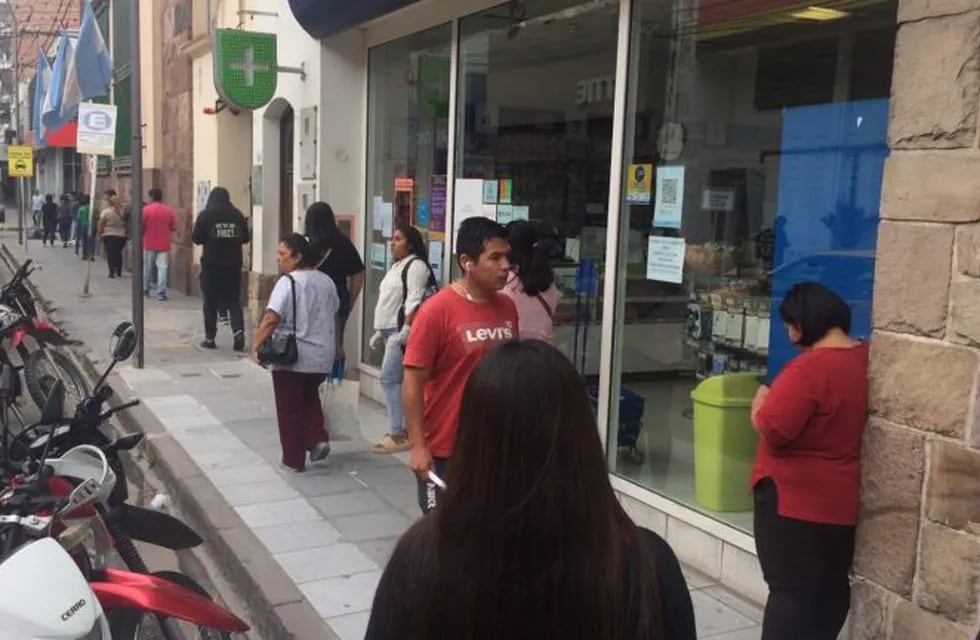 Filas en las veredas de Jujuy, para extraer efectivos de cajeros automáticos
