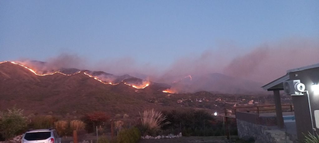 Aún continúa activo el fuego en la zona de Huerta Grande.