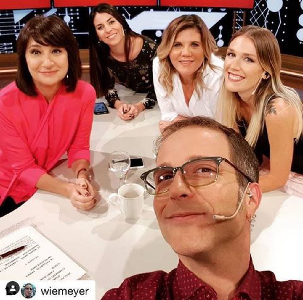 María Laura Santillán posa junto a sus compañeros de Telenoche (Instagram/marialaurasantillan)