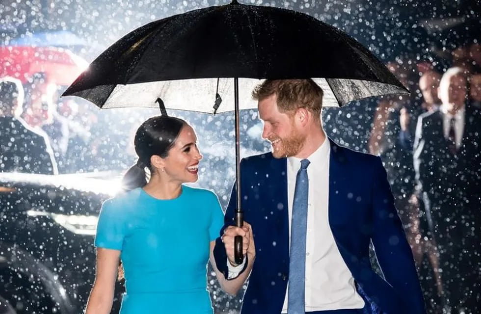 Meghan Markle y el Príncipe Harry, muy románticos bajo la lluvia.