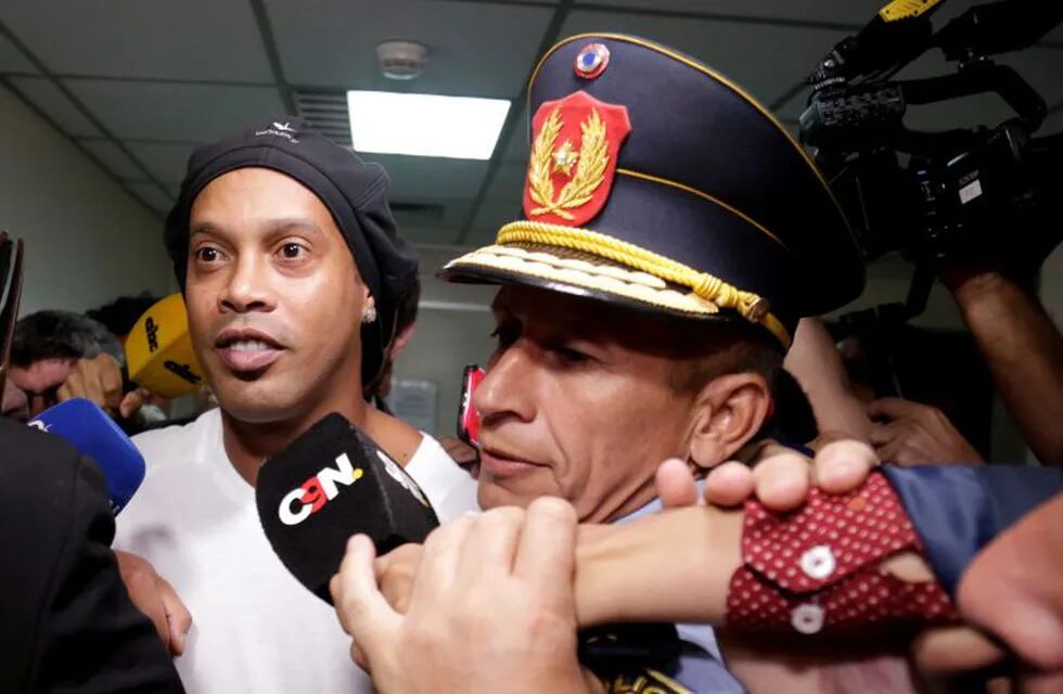Ronaldinho detenido en Paraguay: su abogado pidió la prisión domiciliaria. (REUTERS)