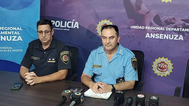 Crio. Inspector Lic. Claudio Flores Unidad Regional Departamental Ansenuza junto al  Crio. Pablo Álvarez.