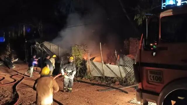 Incendio en el barrio Las Orquídeas dejó a dos familias con lo puesto
