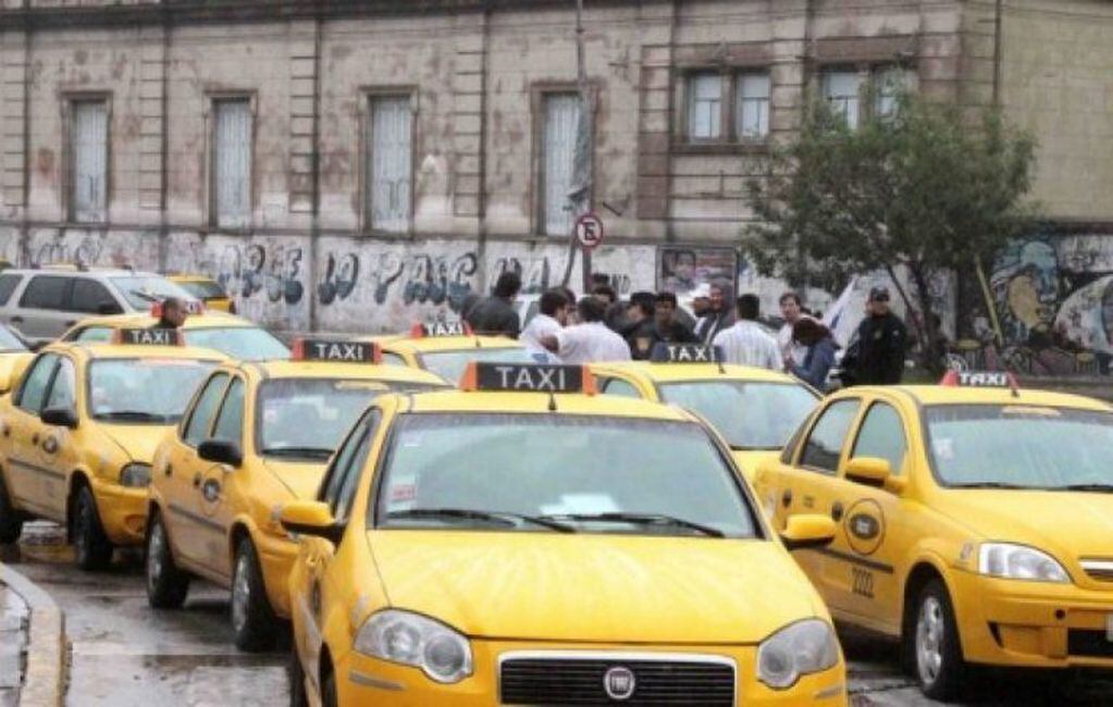 En varias ocasiones, los taxistas protestaron por las calles de Córdoba.