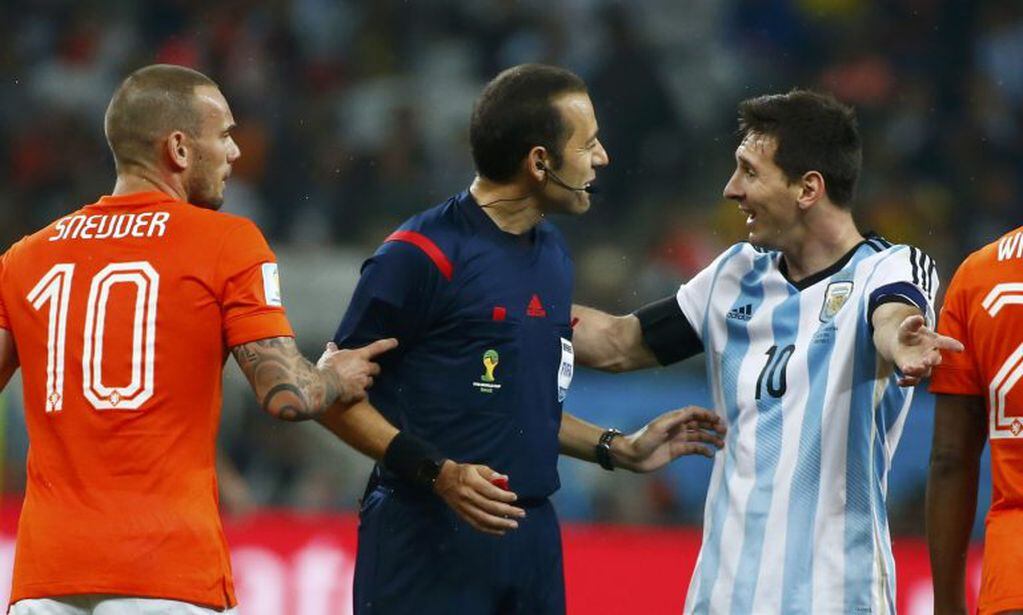 Lionel Messi discute con Cuneyt Cakir durante la semifinal de Brasil 2014. (Foto: Michael Dalder/REUTERS)