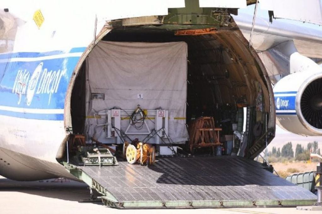 SAOCOM 1B dentro de la bodega del avión ruso Antonov.