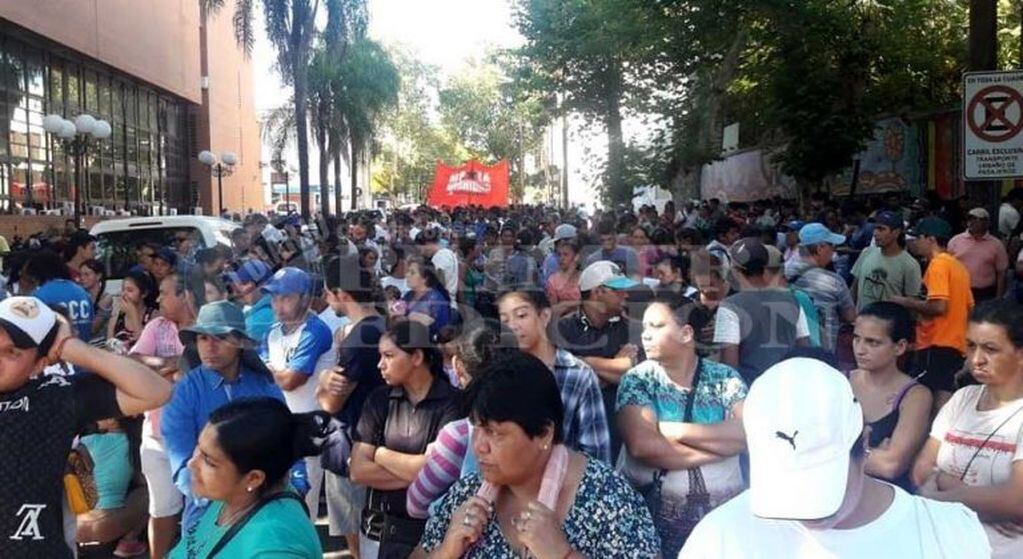 Masiva protesta contra el aumento del boleto en Posadas. (Foto: Primera Edición)