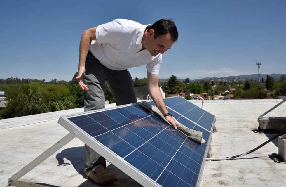 Aumentan las casas que tienen paneles solares y generar la energía que utilizan. Imagen de archivo.