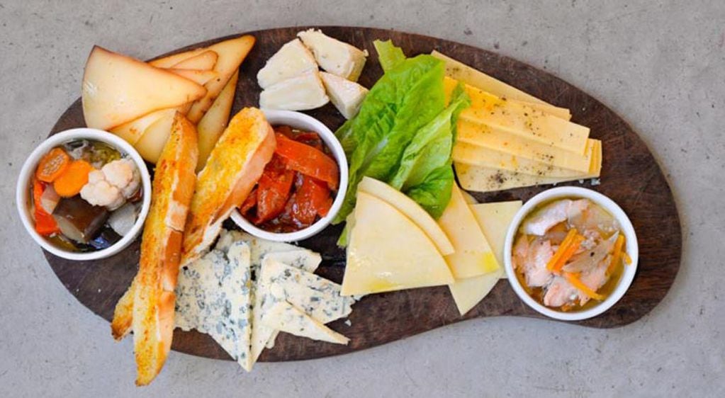 Una buena tabla de quesos también es una opción fácil y que dependará del presupuesto de la persona.
