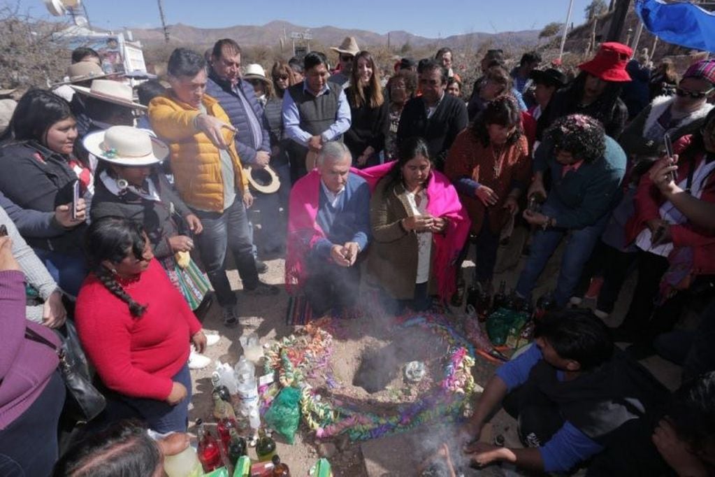 El gobernador Morales y la actual ministra Natalia Sarapura, en el ritual cumplido el año pasado en Humahuaca.