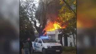Un grupo de personas le quemó la casa a un hombre acusado de abusar sexualmente de su sobrina en La Plata