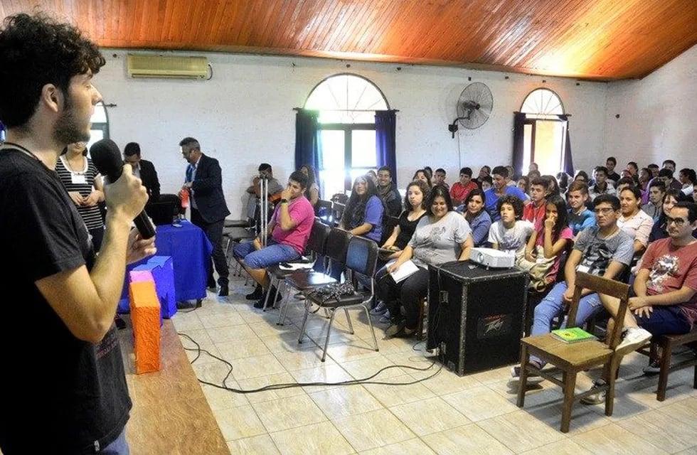 Más de 200 estudiantes y docentes secundarios participan del Parlamento Juvenil del Mercosur. (Web).
